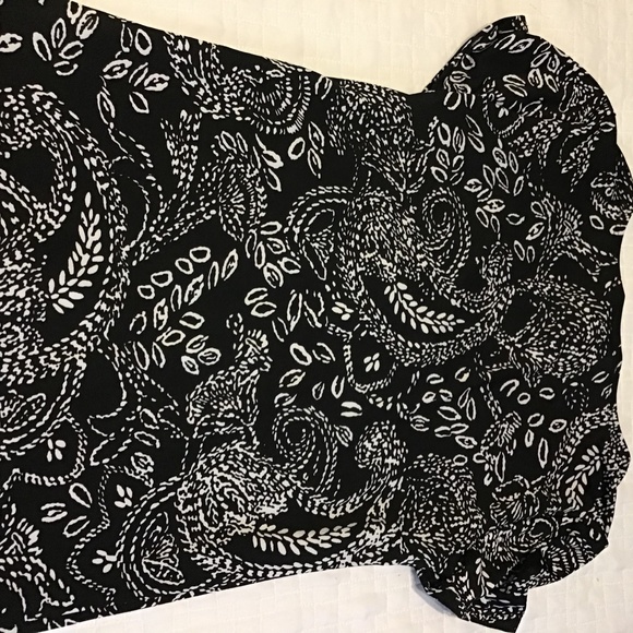 Black and white top - Picture 2 of 2